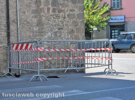 Montefiascone - Asfalto sprofonda in via Dante Alighieri