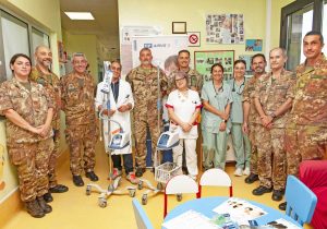 Viterbo - L’Aviazione dell’esercito consegna un generatore ad alti flussi alla pediatria di Belcolle