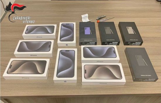 Sutri - Gli smartphone sequestrati