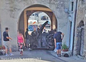 Gallese - Auto cappottata sotto la porta di ingresso al paese