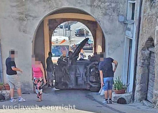 Gallese - Auto cappottata sotto la porta di ingresso al paese