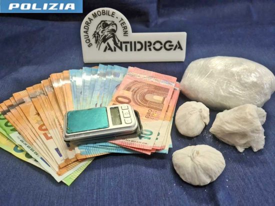 Terni - La droga e i soldi sequestrati dalla squadra mobile 