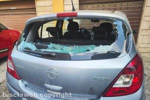 Viterbo - L'auto danneggiata in via Pola