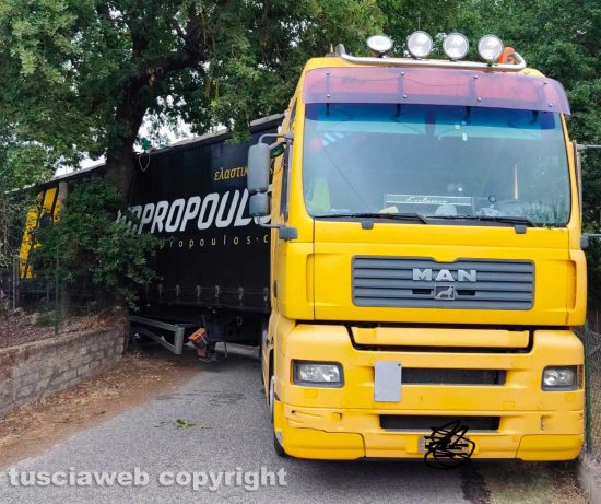 Autocarro rimane incastrato nelle campagne di Corchiano