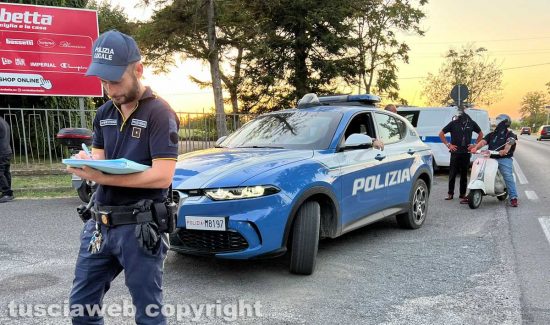 Viterbo - Tampona una moto e scappa