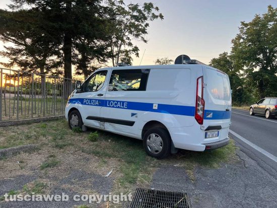 Viterbo - Tampona una moto e scappa