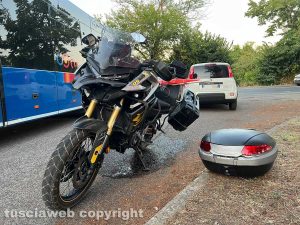 Viterbo - Tampona una moto e scappa