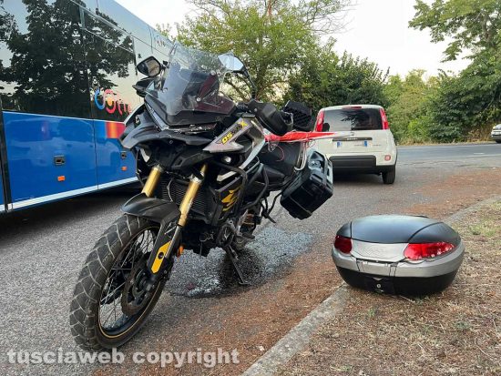 Viterbo - Tampona una moto e scappa