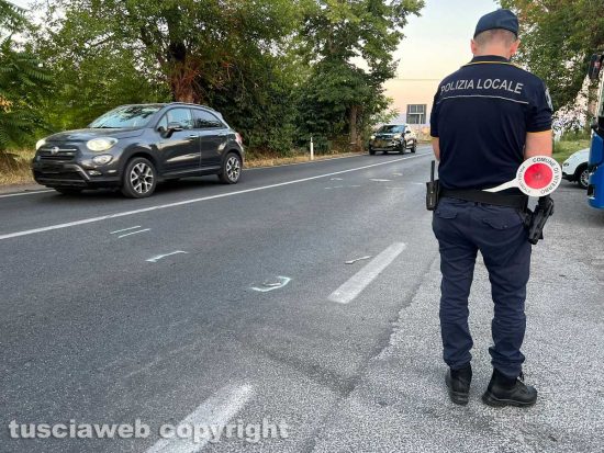 Viterbo - Tampona una moto e scappa