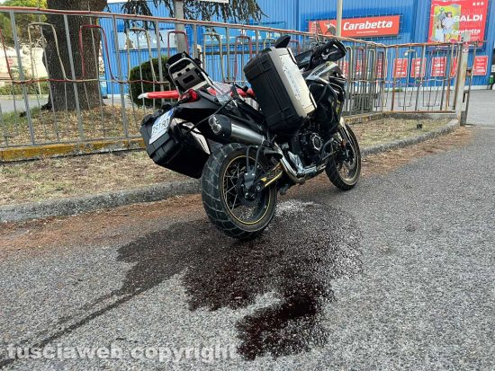 Viterbo - Tampona una moto e scappa