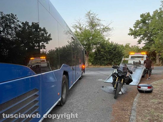 Viterbo - Tampona una moto e scappa