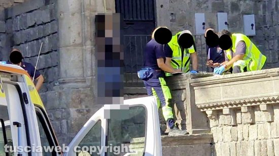 Viterbo - Giovane trovato impiccato in piazza San Lorenzo