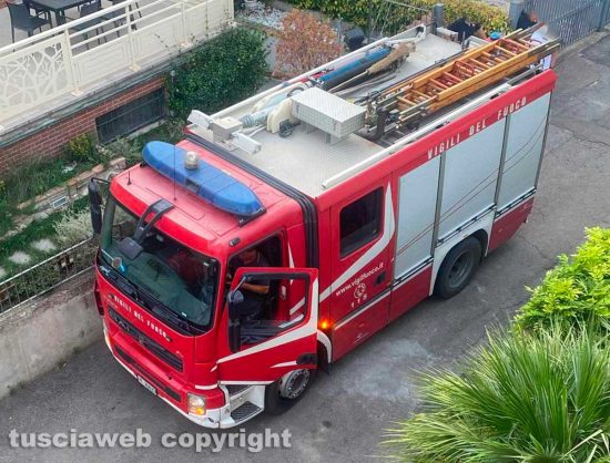 Orte - Fuga di carburante da un'auto a gas, abitazioni evacuate - L'intervento dei vigili del fuoco