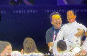 Olimpiadi di Parigi - Il fisioterapista Maurizio Iaschi festeggia con le ragazze della spada la medaglia d'oro