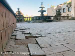 Viterbo - Il giardino di palazzo dei Priori, abbandonato e pericoloso
