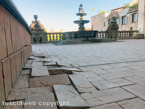Viterbo - Il giardino di palazzo dei Priori, abbandonato e pericoloso