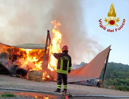 Tolfa - Capannone in fiamme