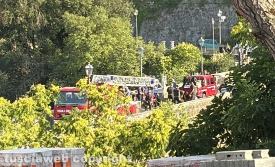 Civita Castellana - Vigili del fuoco su Ponte Clementino - Le operazioni di recupero della 58enne