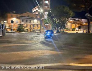 Viterbo - Auto contro fontana al Sacrario