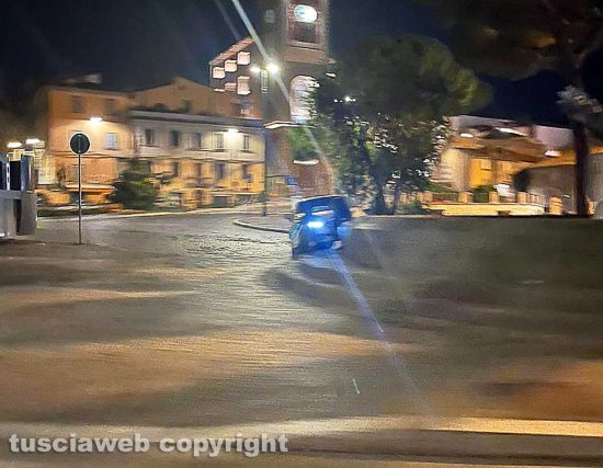 Viterbo - Auto contro fontana al Sacrario