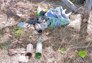 Capodimonte - I rifiuti abbandonati sulla spiaggia dedicata ai cani