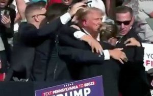 L'ex presidente Donald Trump è stato ferito durante un comizio