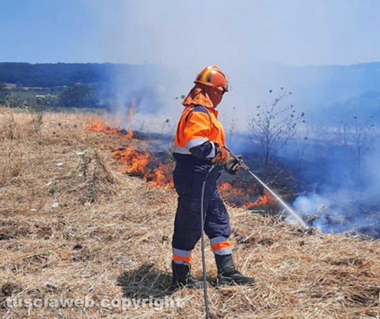 Bolsena - Incendio in località Montienzo - Protezione civile al lavoro