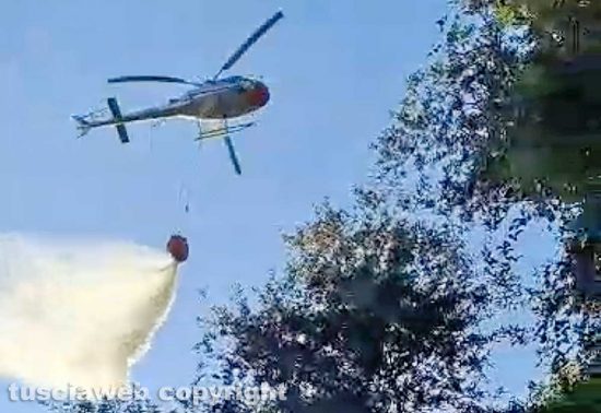 Elicottero in azione per spegnere un incendio, generica
