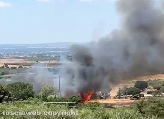 Viterbo - Vasto incendio di sterpaglie sulla Cassia sud vicino alle ex terme San Sisto