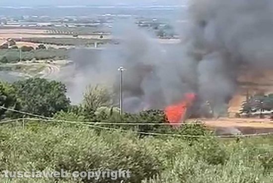 Viterbo - Vasto incendio di sterpaglie sulla Cassia sud vicino alle ex terme San Sisto