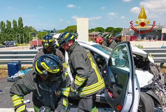 Maxi tamponamento sull'A4, un morto e 17 feriti