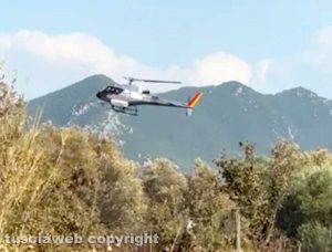 Elicottero in azione per spegnere le fiamme, generica, incendio