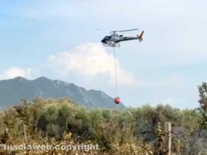 Incendio - Elicottero in azione per spegnere le fiamme