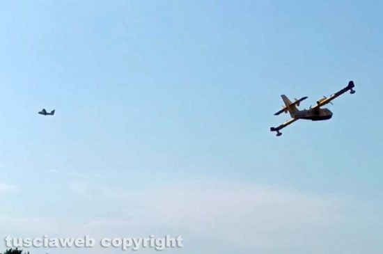 Due canadair in azione, generica