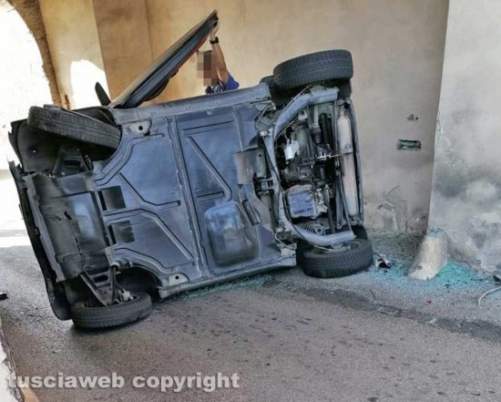 Gallese - Auto cappottata sotto la porta di ingresso al paese