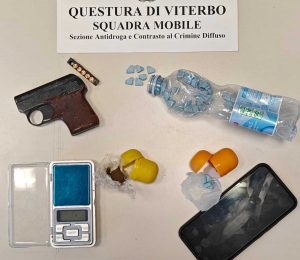 Viterbo - La droga e l'arma sequestrate dalla polizia