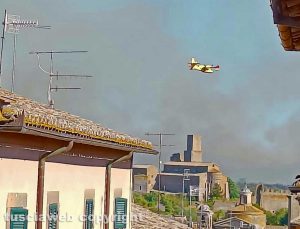 Incendio a Tuscania - Canadair in azione