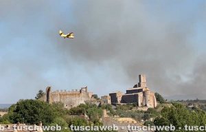 Incendio a Tuscania - Canadair in azione