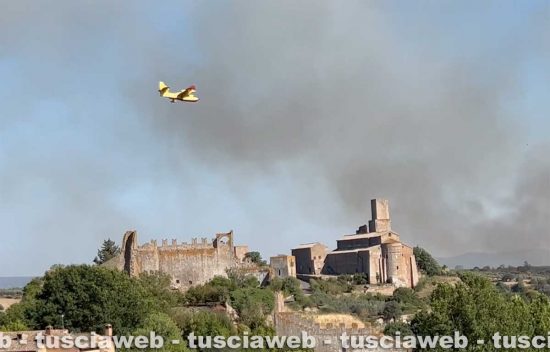 Incendio a Tuscania - Canadair in azione