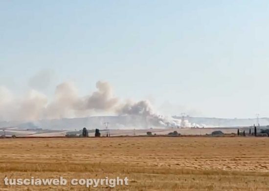 Tuscania - Incendio sulla Tarquiniese