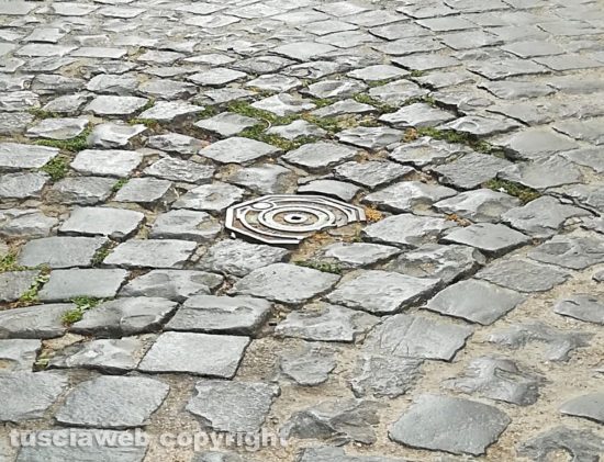 Viterbo - Sanpietrini disconnessi in via della Sapienza 