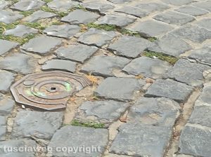 Viterbo - Sanpietrini disconnessi in via della Sapienza