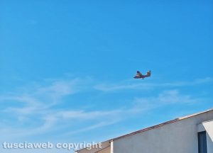 Monte Romano - Incendio, canadair preleva acqua dalla spiaggia di Marina Velca