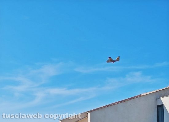 Tarquinia - Incendio Monte Romano, canadair in direzione della spiaggia di Marina Velca per prelevare acqua 