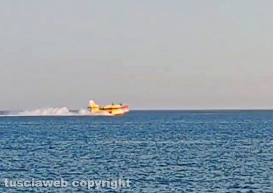 Incendio a Monte Romano - Canadair preleva acqua dalla spiaggia di Marina Velca