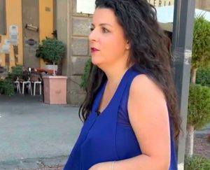 Un'immagine dal video della sindaca Frontini che inaugura l'aiuola