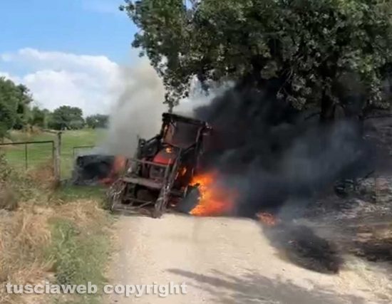 Viterbo - Trattore in fiamme in strada San Nicolao