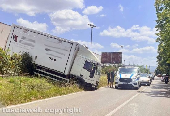 Viterbo - Camion finisce nella cunetta sulla Cassia nord