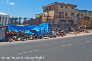 Viterbo - Località Poggino - I resti del camper bruciato tempo fa