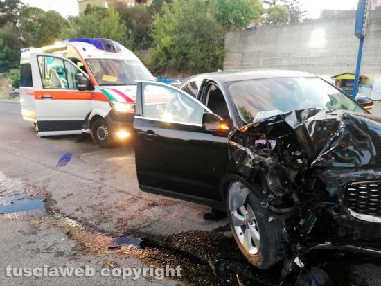 Vetralla - Auto sbanda e finisce contro un albero - Il 118